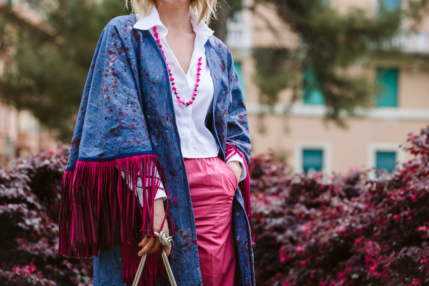 Kimono in lino denim con frange in suede ciclamino - Denim linen kimono with cyclamen suede fringes