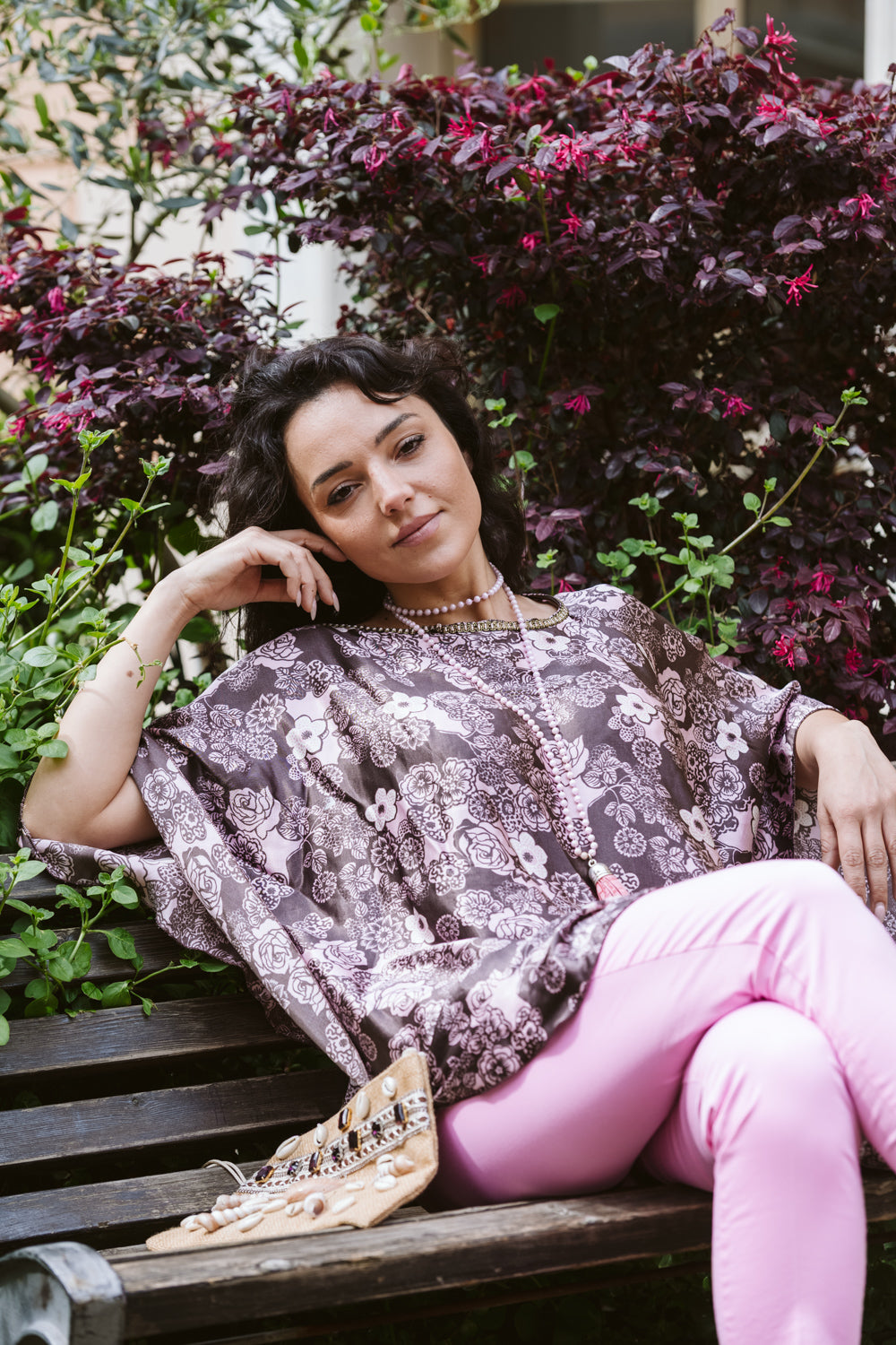 Poncho in raso con stampa floreale - Floral printed satin poncho
