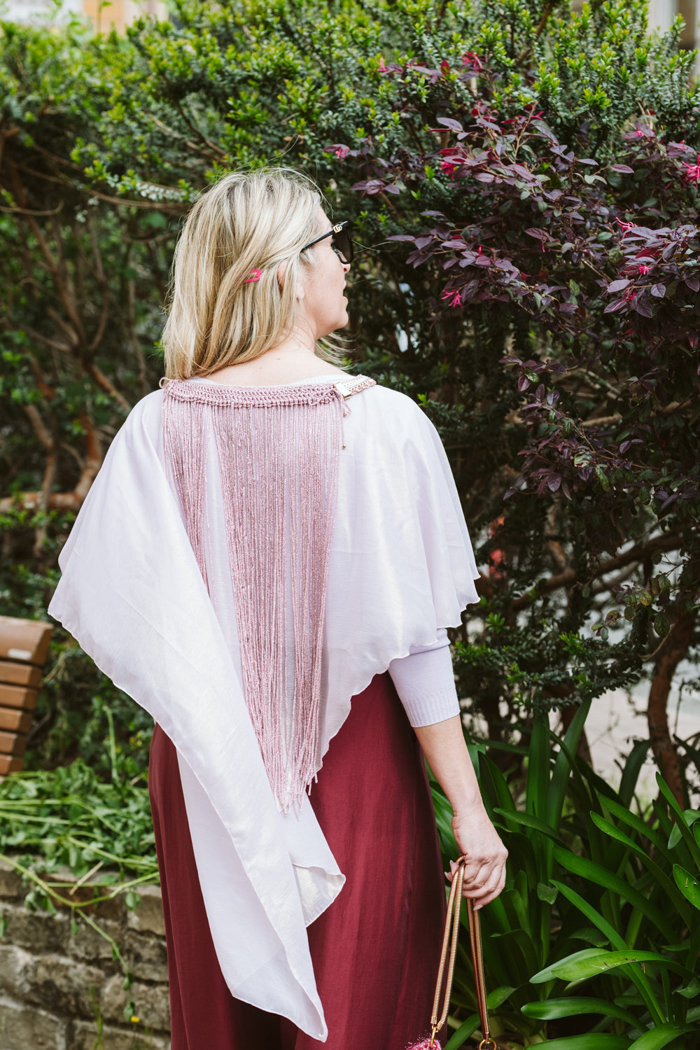 Poncho in georgette rosa cipria effetto marmorizzato, con frange - Powdered pink georgette poncho, marbled effect, with fringes