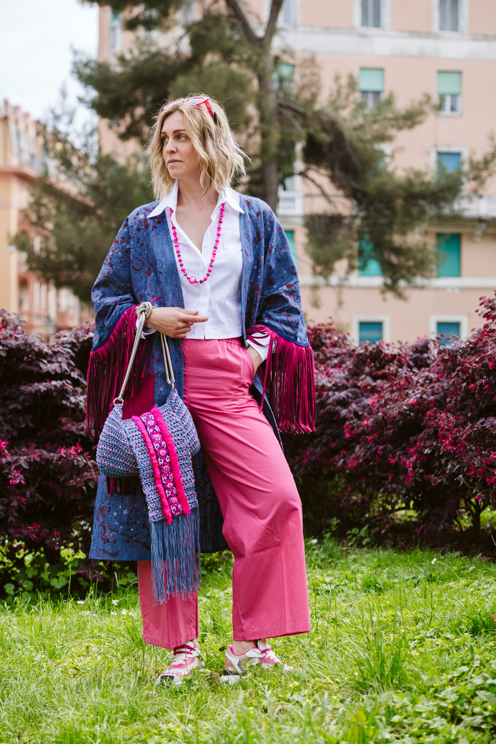 Kimono in lino denim con frange in suede ciclamino - Denim linen kimono with cyclamen suede fringes