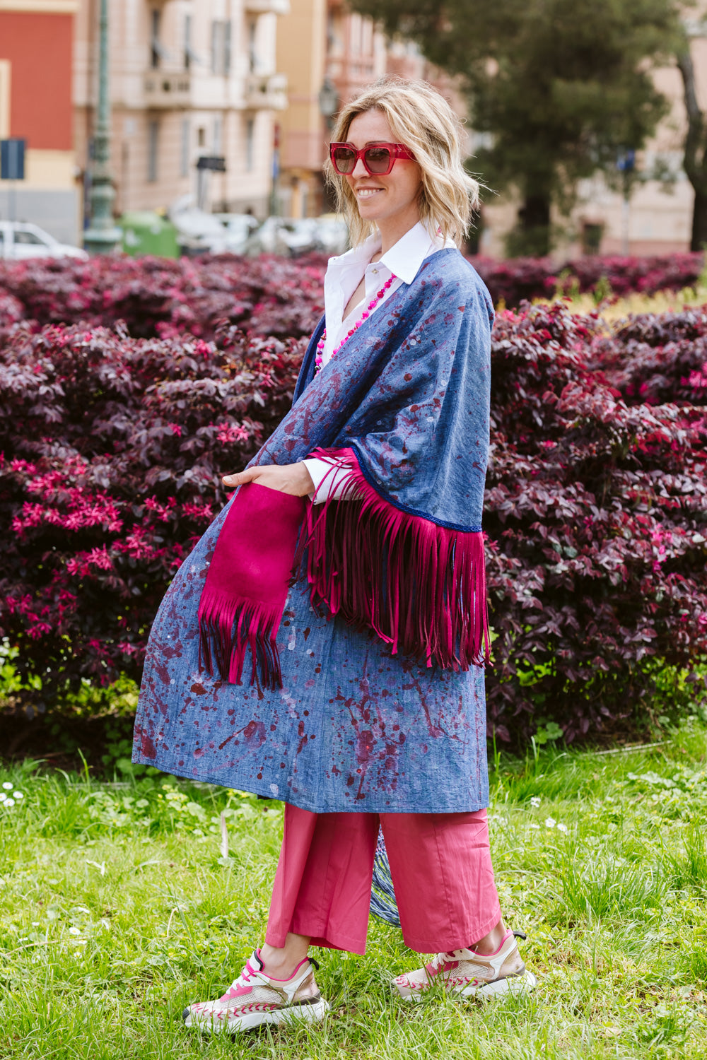 Kimono in lino denim con frange in suede ciclamino - Denim linen kimono with cyclamen suede fringes