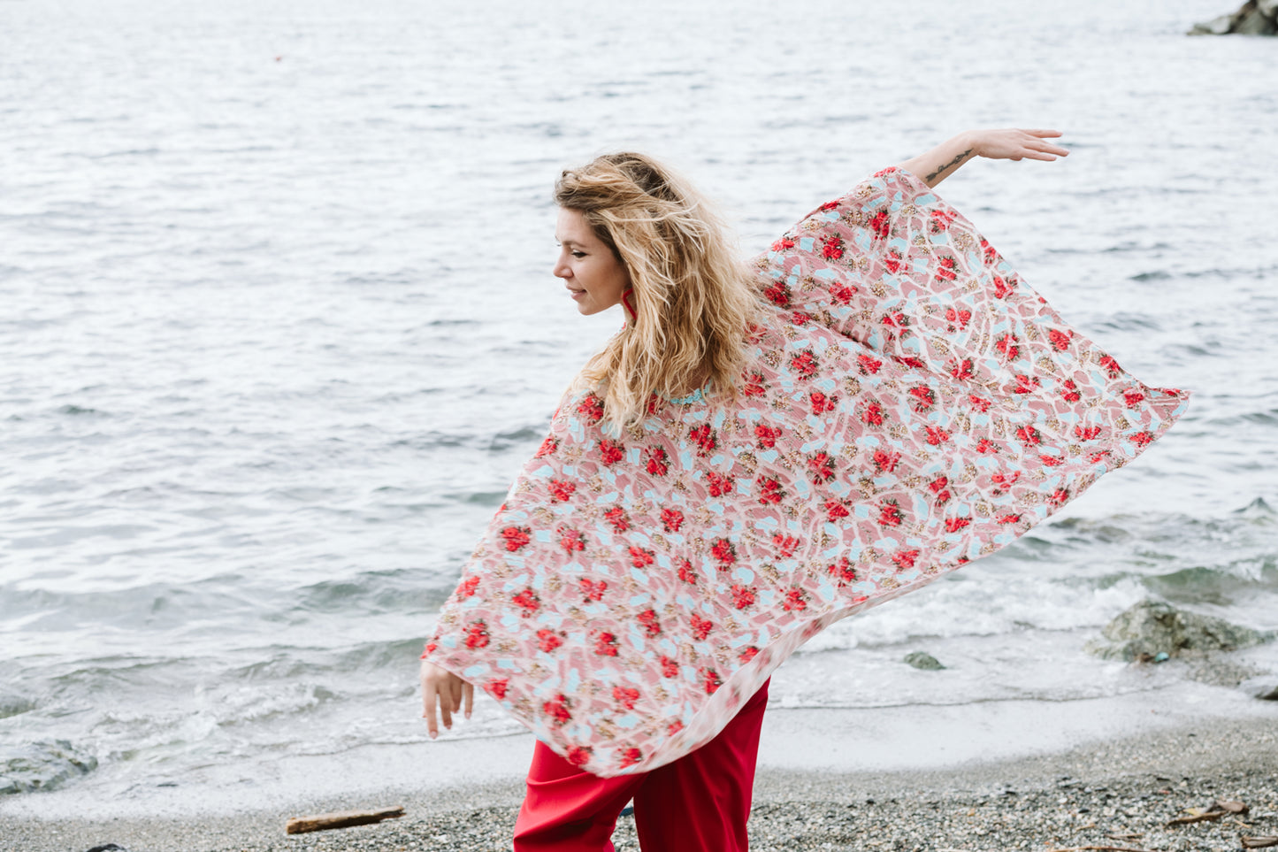 Poncho in jersey fantasia floreale in rilievo - Jersey poncho with embossed floral pattern