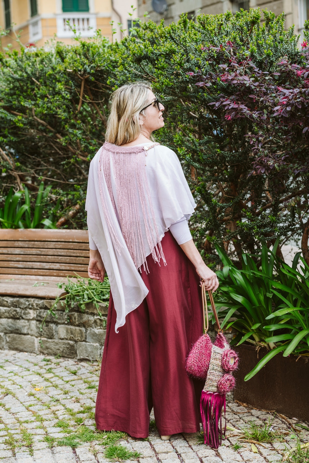 Poncho in georgette rosa cipria effetto marmorizzato, con frange - Powdered pink georgette poncho, marbled effect, with fringes