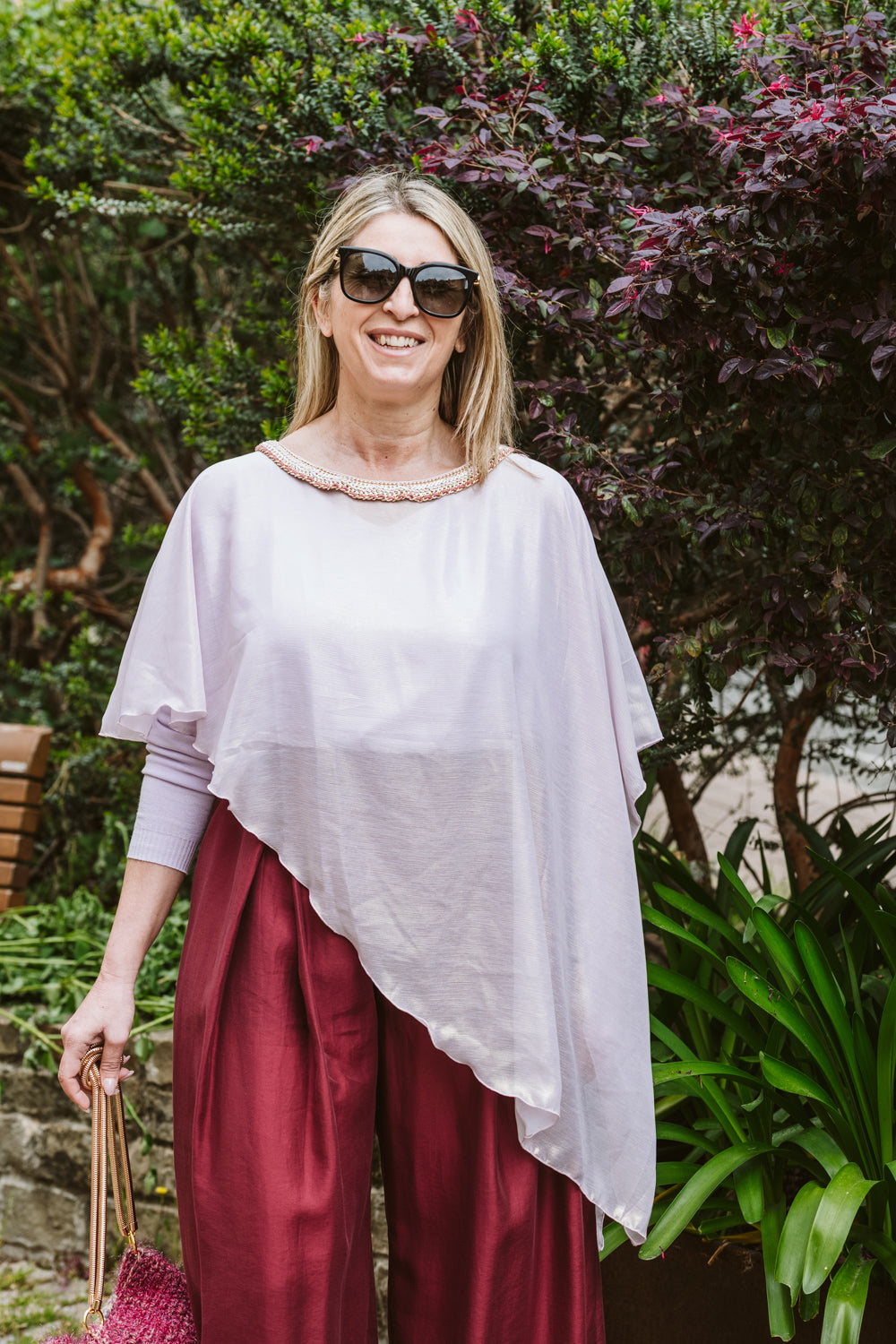 Poncho in georgette rosa cipria effetto marmorizzato, con frange - Powdered pink georgette poncho, marbled effect, with fringes