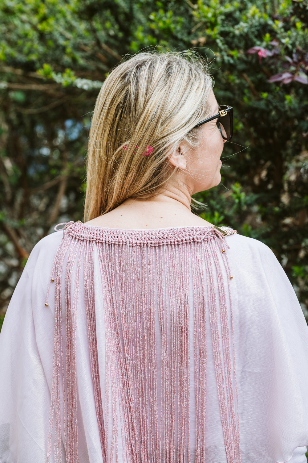 Poncho in georgette rosa cipria effetto marmorizzato, con frange - Powdered pink georgette poncho, marbled effect, with fringes