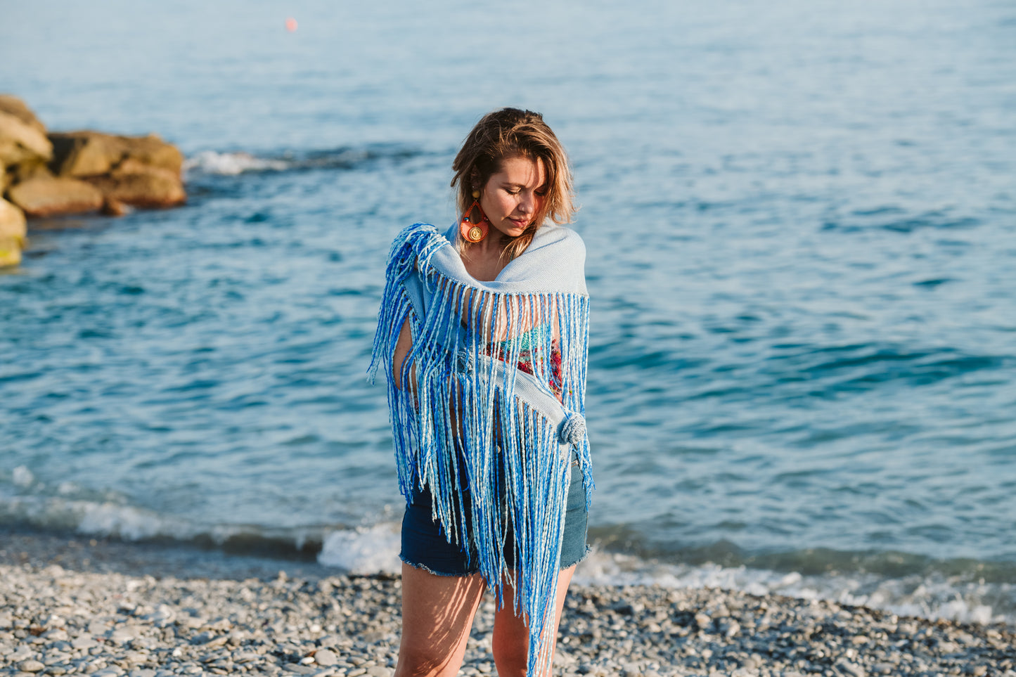 Scialle in cotone azzurro con fiori crochet - Light blue cotton shawl with crocheted flowers