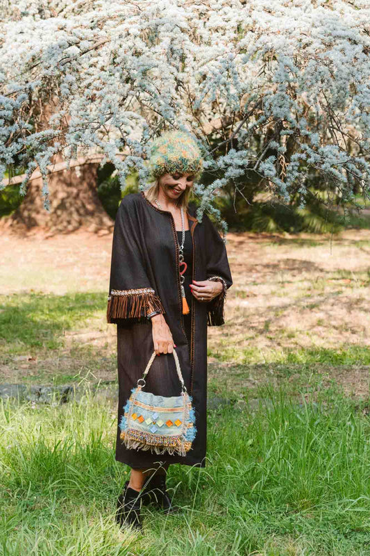 Kimono in lana con passamaneria gioiello e frange Alcantara - Wool kimono with jewel trimmings and Alcantara fringes