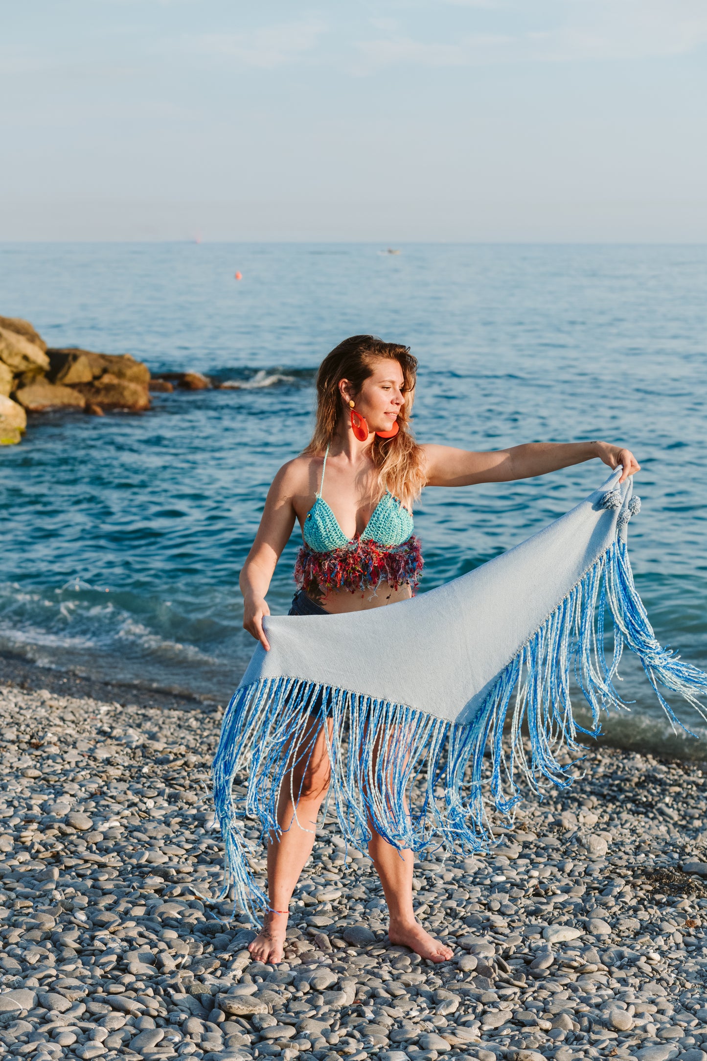 Scialle in cotone azzurro con fiori crochet - Light blue cotton shawl with crocheted flowers