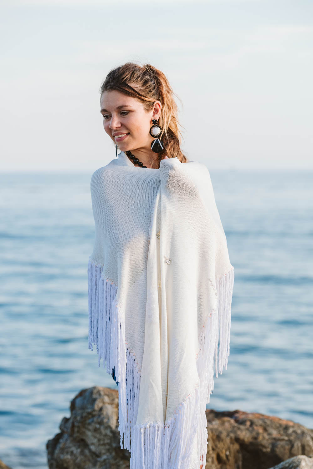 Scialle in viscosa bianco con frange - White viscose shawl with fringes
