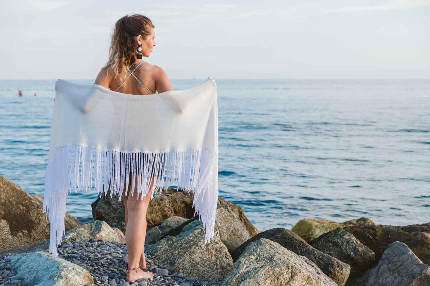 Scialle in viscosa bianco con frange - White viscose shawl with fringes