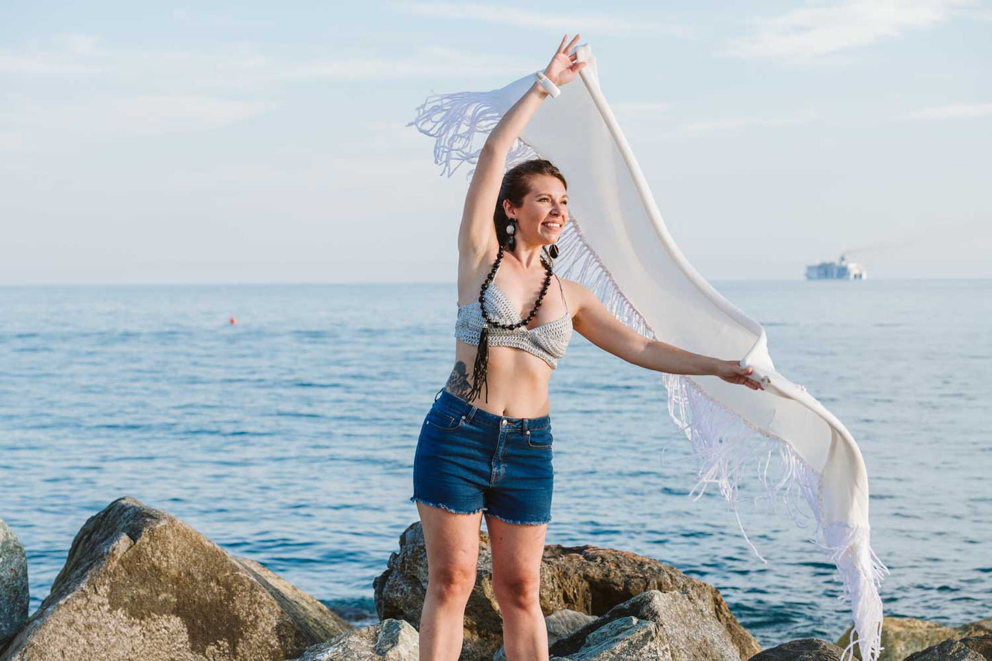 Scialle in viscosa bianco con frange - White viscose shawl with fringes