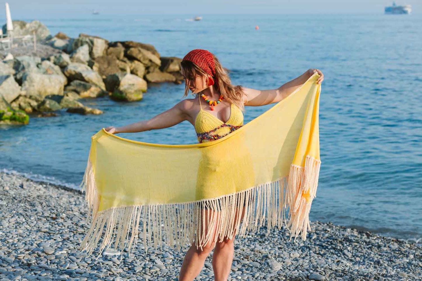 Scialle in viscosa giallo con frange - Yellow viscose shawl with fringes