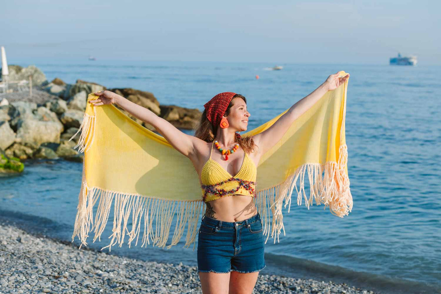 Scialle in viscosa giallo con frange - Yellow viscose shawl with fringes