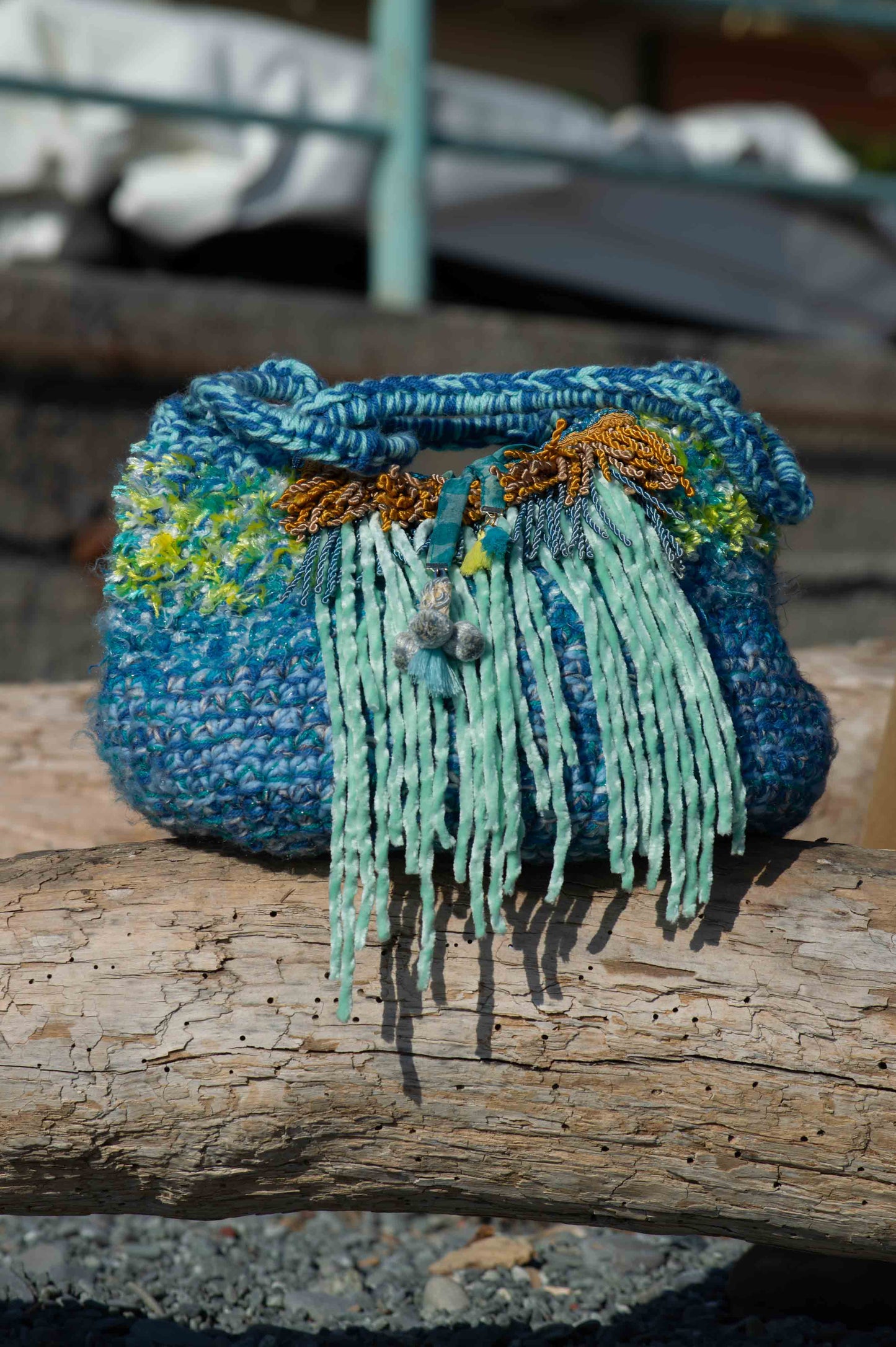 Borsa a sacca azzurra lavorata a crochet con frange - Big crocheted tote bag in light blue with fringes