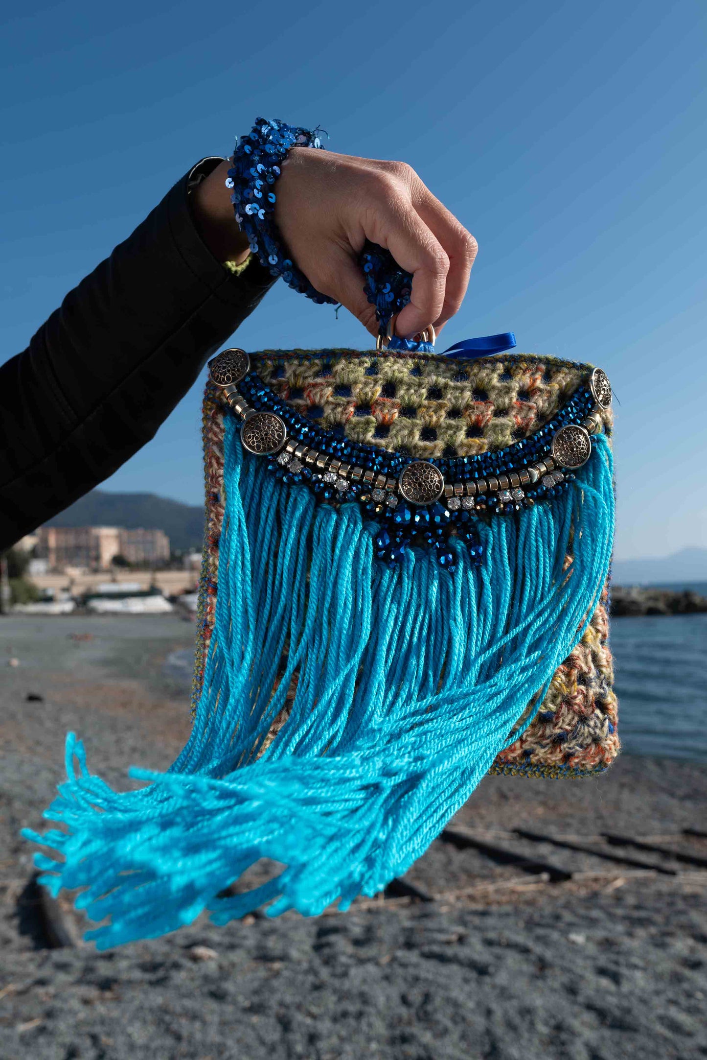 Pochette granny in lana gialla con frange e fodera in seta - Yellow woolen granny pochette, silk lining