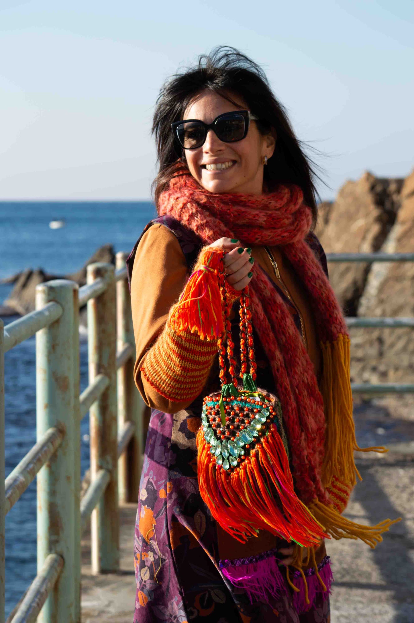 Pochette "Granny" in lana marrone con frange arancioni - Brown crocheted woolen "granny" clutch with orange fringes