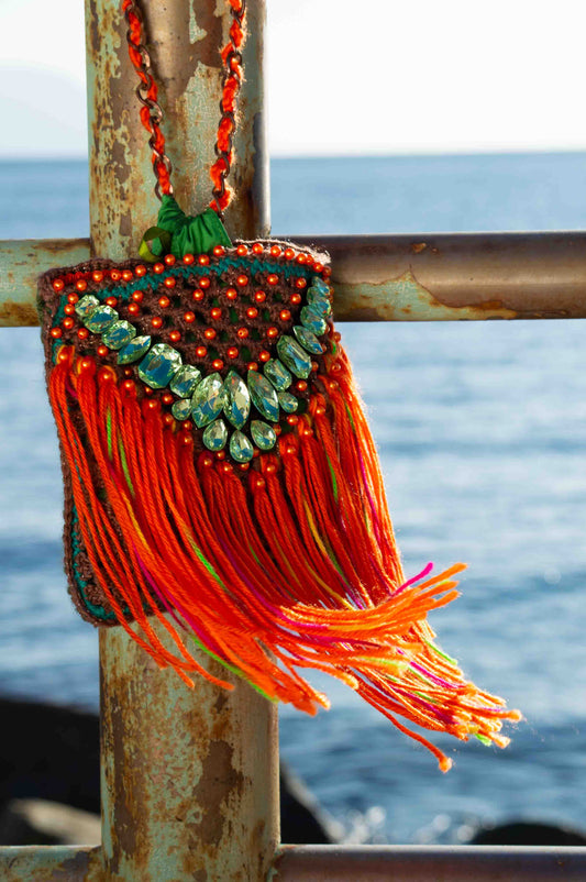 Pochette "Granny" in lana marrone con frange arancioni - Brown crocheted woolen "granny" clutch with orange fringes