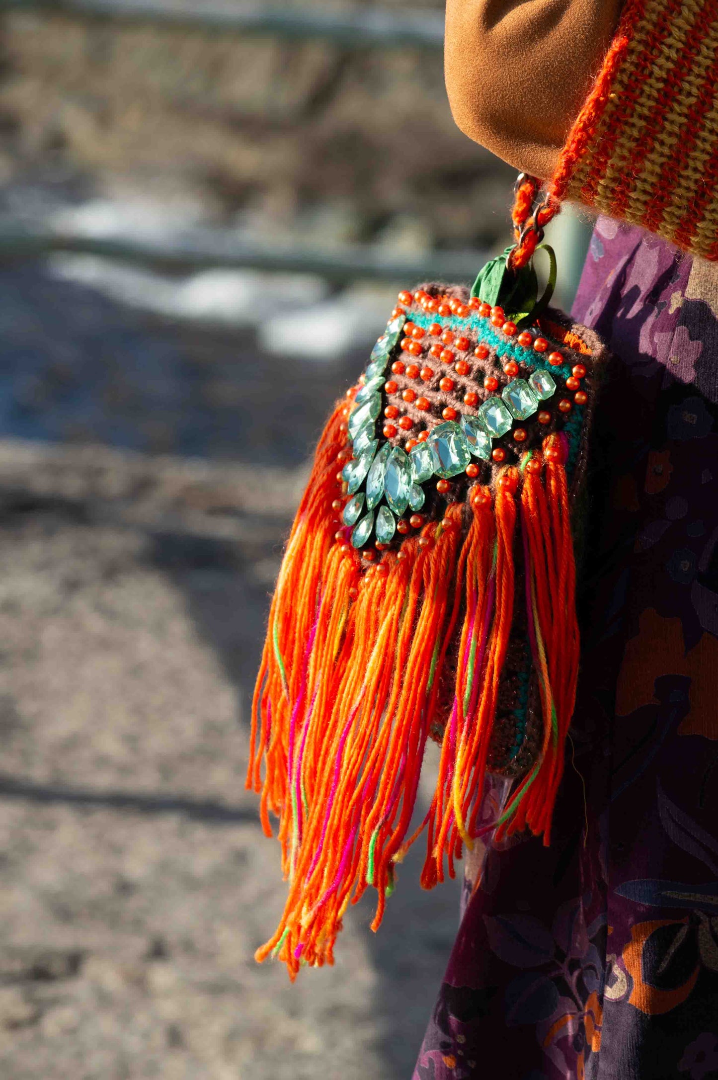 Pochette "Granny" in lana marrone con frange arancioni - Brown crocheted woolen "granny" clutch with orange fringes