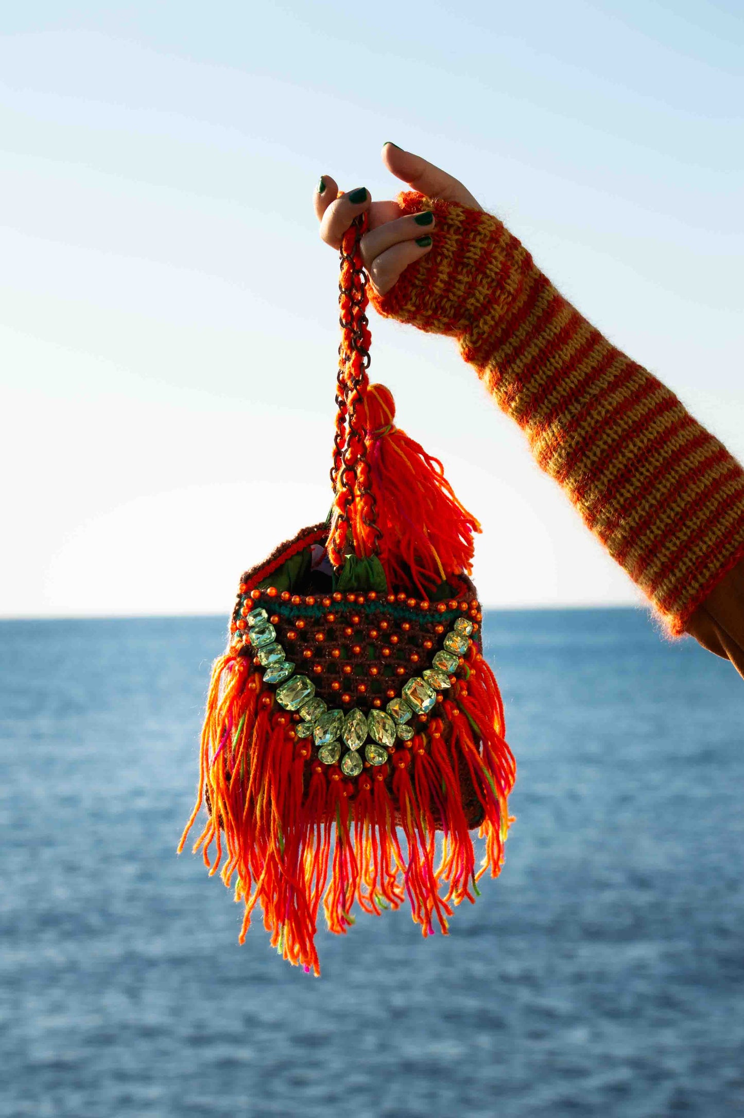 Pochette "Granny" in lana marrone con frange arancioni - Brown crocheted woolen "granny" clutch with orange fringes
