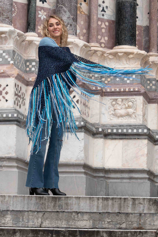 Scialle in lana, ciniglia e lurex blu lavorato a crochet - Chenille, wool and lurex blue crocheted shawl