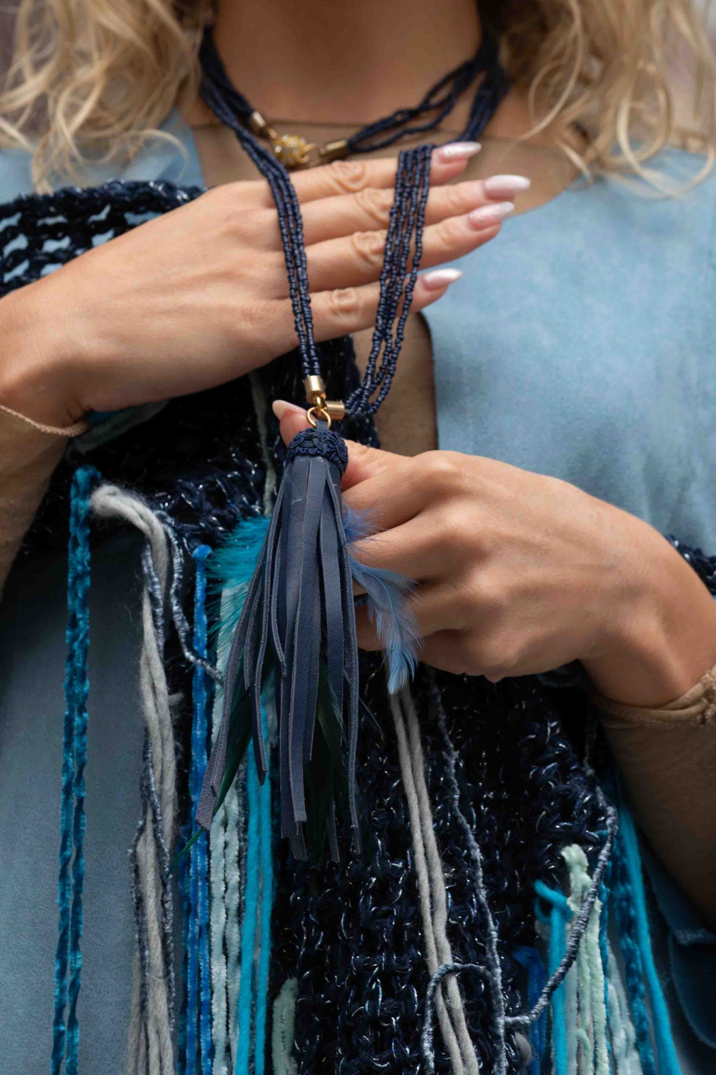 Collana perline blu e nappa in pelle upcycled - Blue beaded necklace with upcycled leather tassel