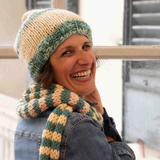 Berretto in lana color bianco latte e acquamarina lavorata a tricot - Milky withe and aquamarine wool knitted hat