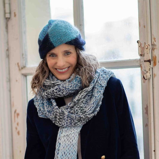 Berretto turbante in lana lavorata a tricot sui toni del blu - Wool knitted tuban hat in shades of blue