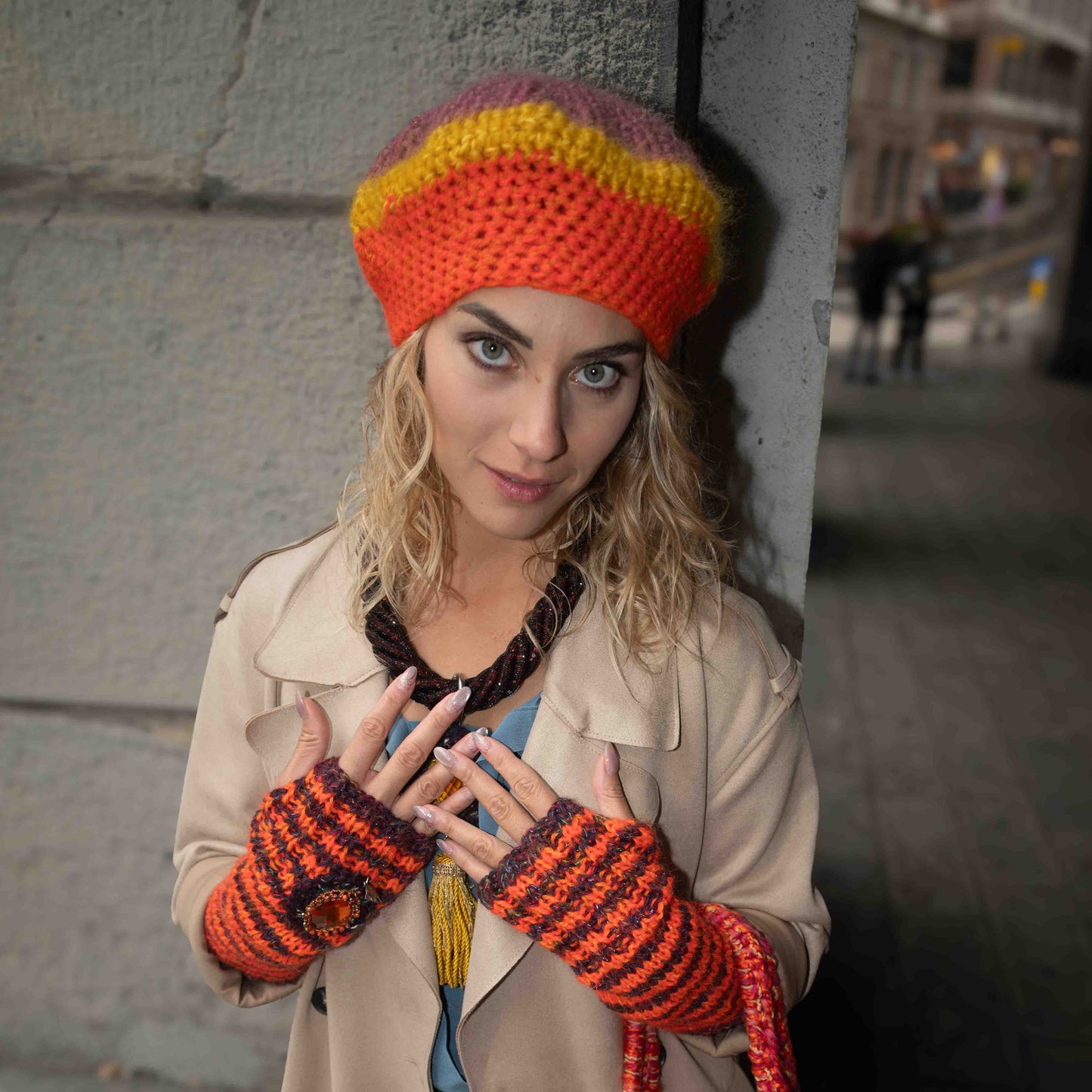 Mezzi guanti in lana a righe arancione e vinaccia - Orange and burgundy striped woolen half-gloves