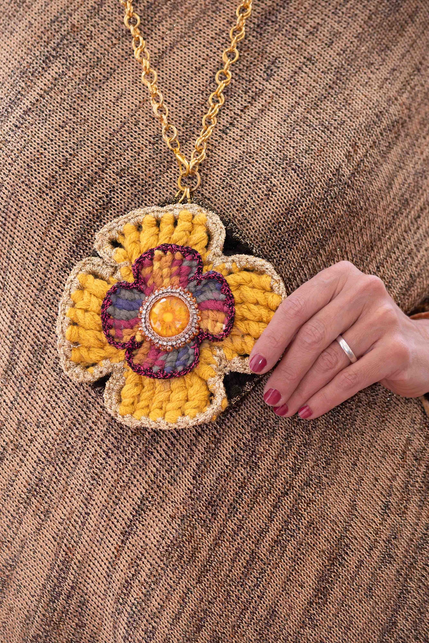 Collana con ciondolo a 3 fiori lavorati a crochet - Necklace with 3 crocheted flowe pendant