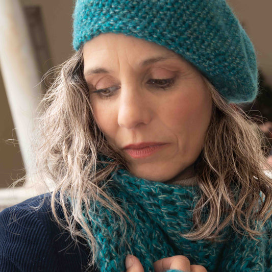 Berretto basco in lana color ottanio lavorata a crochet - Crocheted blue-teal wool Basque hat