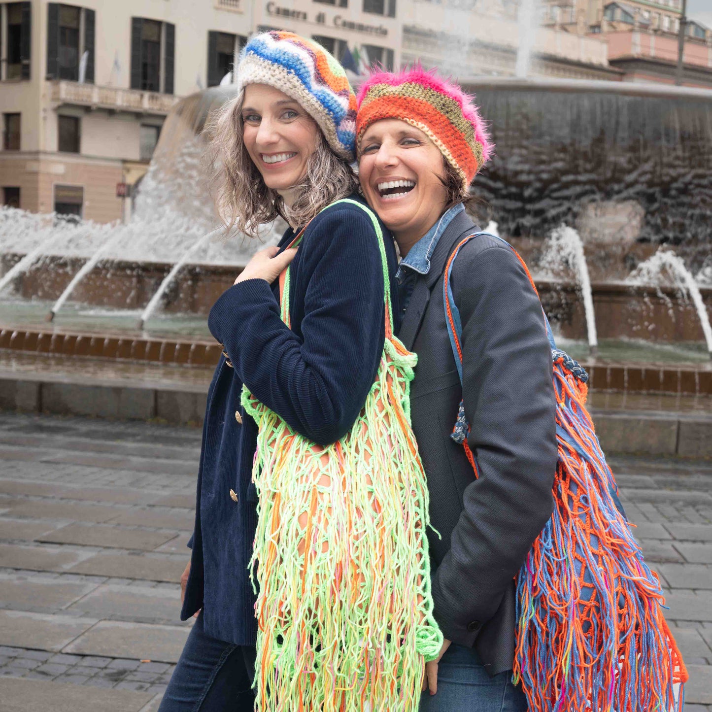 Sacca rete crochet in lana con frange e fodera in seta - Wool crocheted bag with fringes silk lining