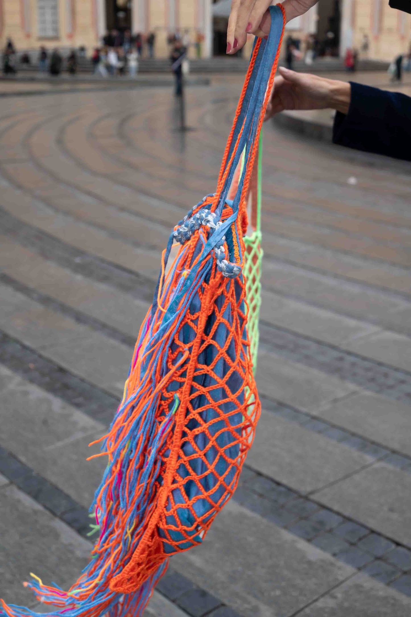 Sacca rete crochet in lana con frange e fodera in seta - Wool crocheted bag with fringes silk lining