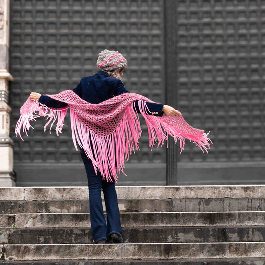 Scialle in bouclè e mohair rosa e grigio lavorato a crochet - Bouclè and mohair shawl crocheted in pink and grey