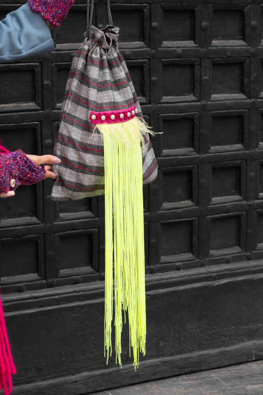 Sacca in tessuto di lana a quadri grigio e rosso - Gray and red tartan-styled woolen fabric bag
