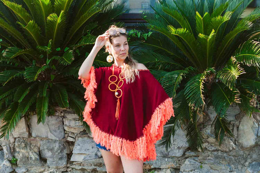 Poncho in lino bordeaux con frange e piume - Bordeaux linen poncho with fringes and feathers