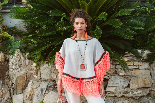 Poncho in lino grigio con frange e piume - Gray linen poncho with fringes and feathers