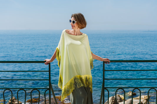 Poncho in seta verde lime con frange - Silk green lime poncho with fringes