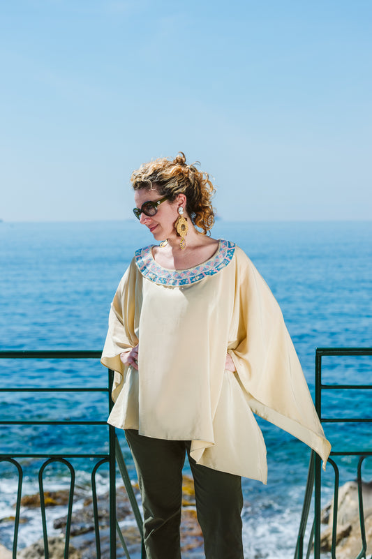 Poncho in seta con colletto decorato - Crepe de chine silk poncho with decorated collar