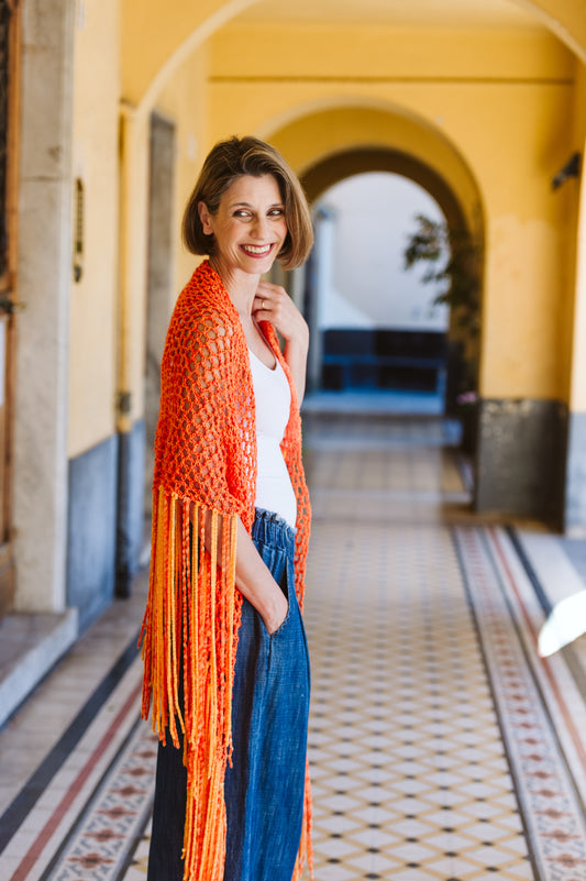 Scialle arancione lavorato a crochet - Oorange yarns crocheted shawl