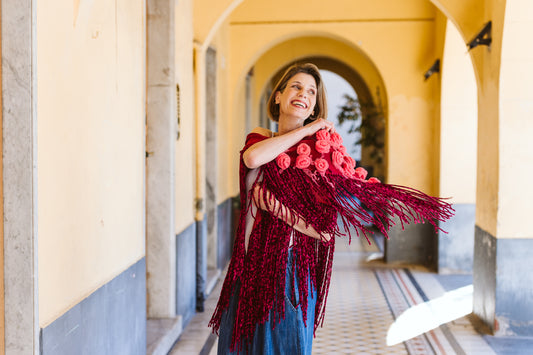 Scialle in cotone e lurex rosso con fiori crochet - Red shawl with crocheted flowers