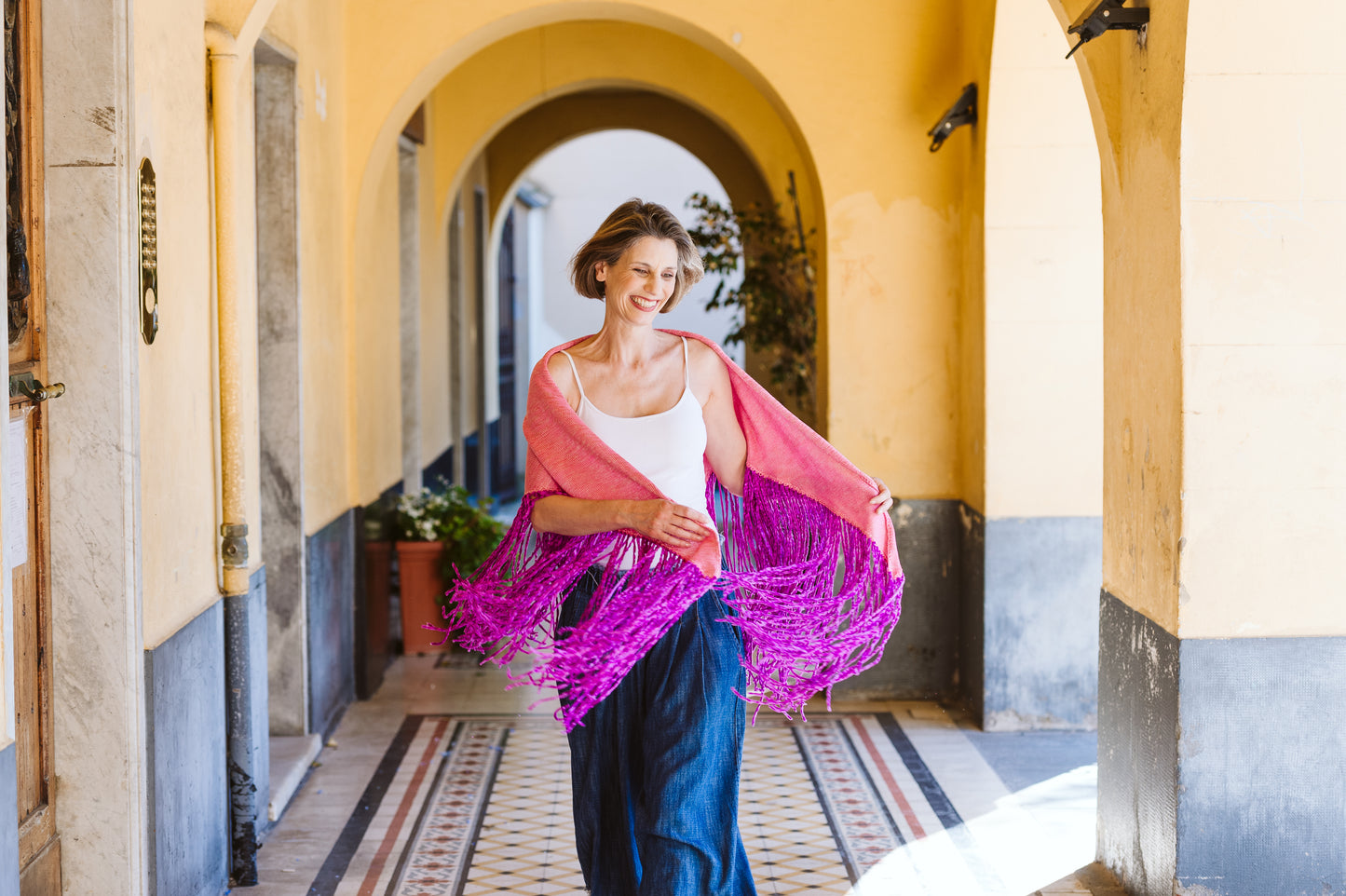 Scialle in cotone/lurex rosa con frange - Pink cotton/lurex yarn shawl with fringes