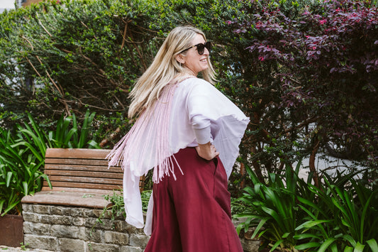 Poncho in georgette rosa cipria effetto marmorizzato, con frange - Powdered pink georgette poncho, marbled effect, with fringes