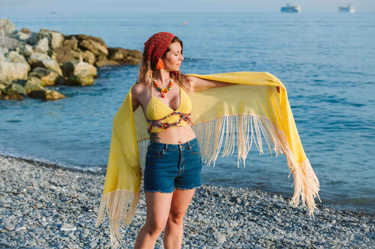 Scialle in viscosa giallo con frange - Yellow viscose shawl with fringes